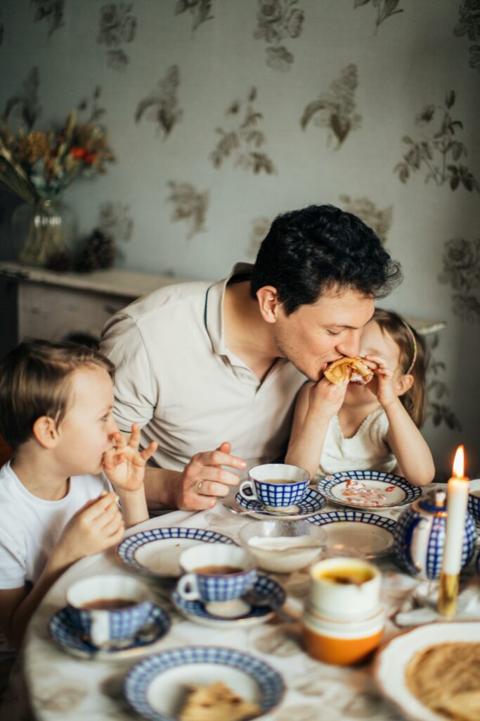 father eating with children following the Ellyn Satter division of responsibility